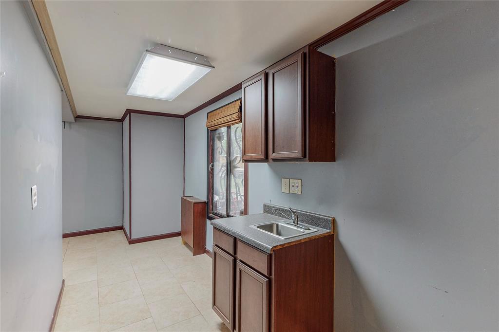 Corsicana - Commercial Sale