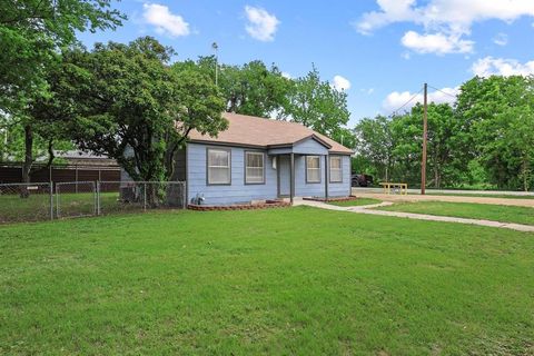 Photo of 312 E Saunders Street, Trenton, TX 75490 (MLS # 21240902)