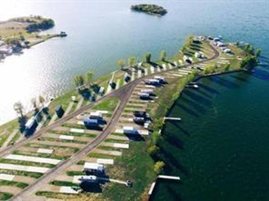 Embrace lakefront luxury on Richland Chambers Lake! This prime Peninsula Point lot offers gated access, a clubhouse, pool, fishing pier, and boat ramp. Enjoy breathtaking sunsets, miles of lake views, and the freedom to dock.  Don't miss this chance to own a lakeside haven. Contact us to secure your dream lifestyle.