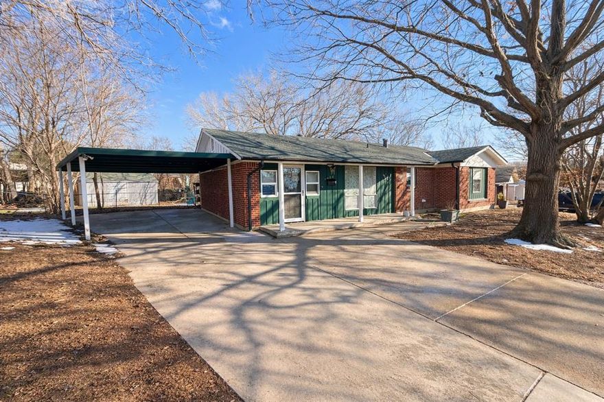 Charming single-family home nestled on a quiet cul-de-sac in Fort Worth. This property features a spacious lot with mature surroundings, offering privacy and potential for outdoor enjoyment. Conveniently located near major highways, shopping, and dining for easy access across the city. Ideal for buyers seeking a well-located home with room to personalize or invest.