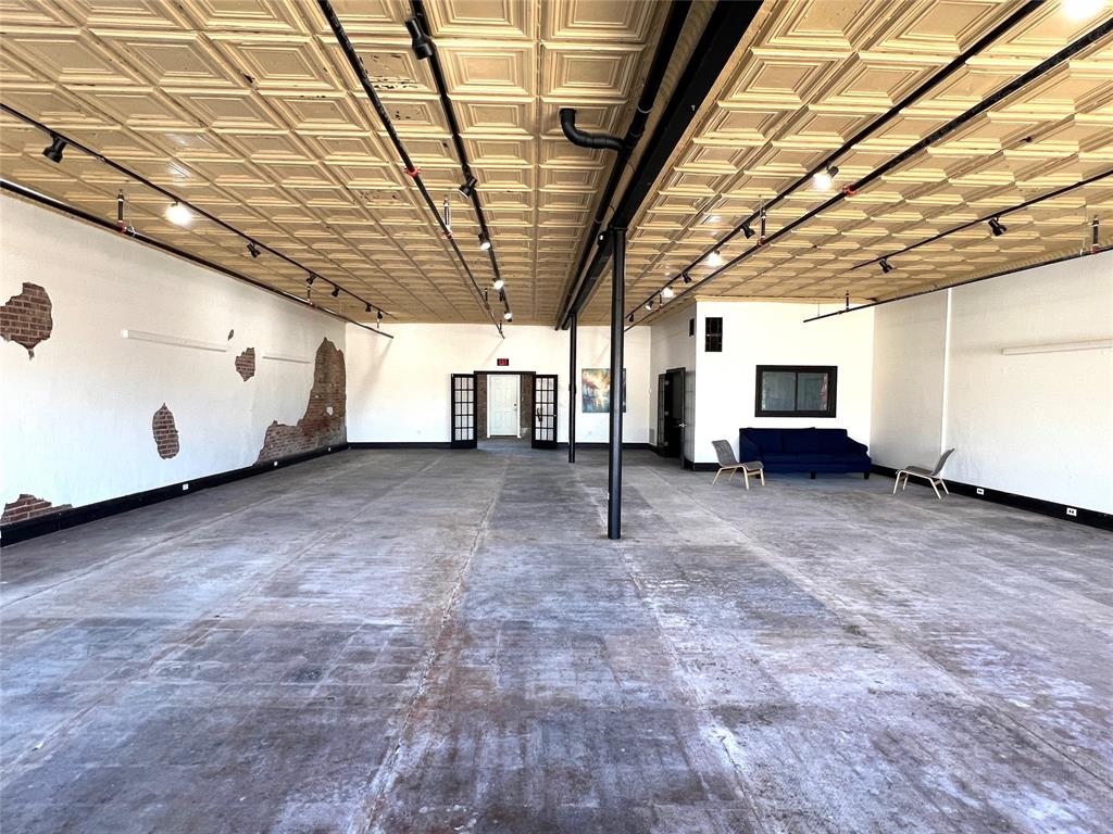 330 W Lamar Street 101