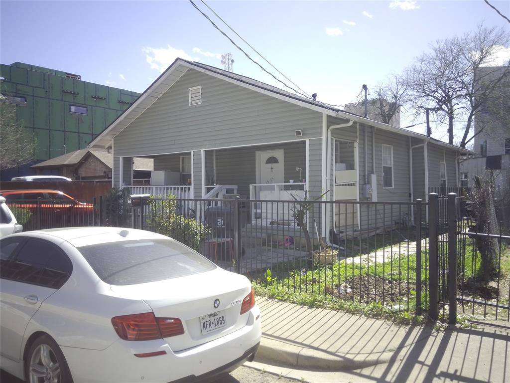 1515 HOLLY Avenue