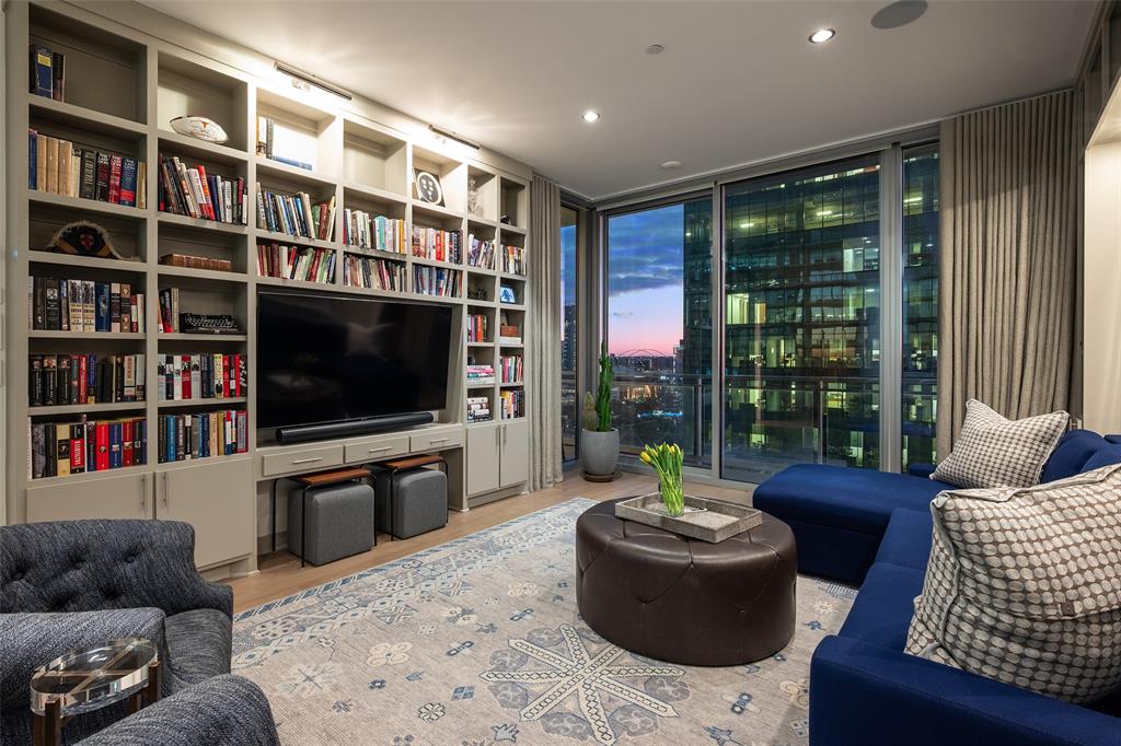 2900 Mckinnon Street 1103