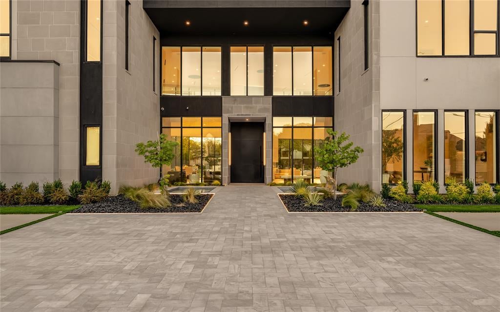 10011 Lennox Lane