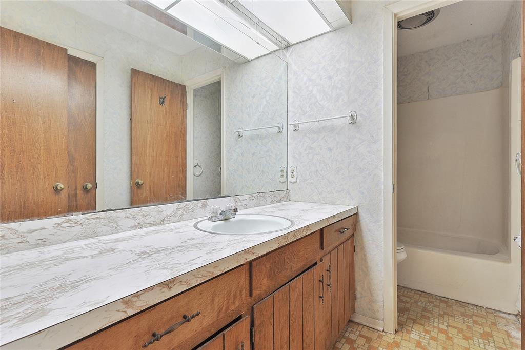 RUNAWAY BAY UNIT 4 - Residential