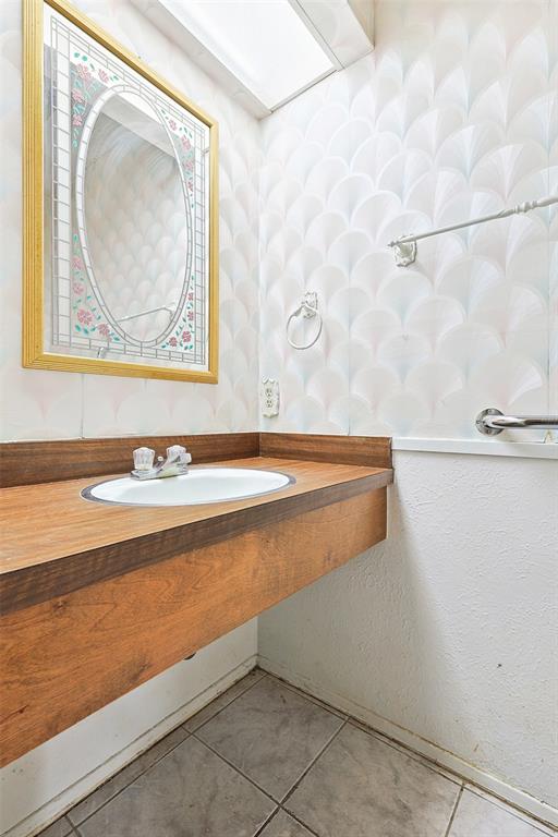 RUNAWAY BAY UNIT 4 - Residential