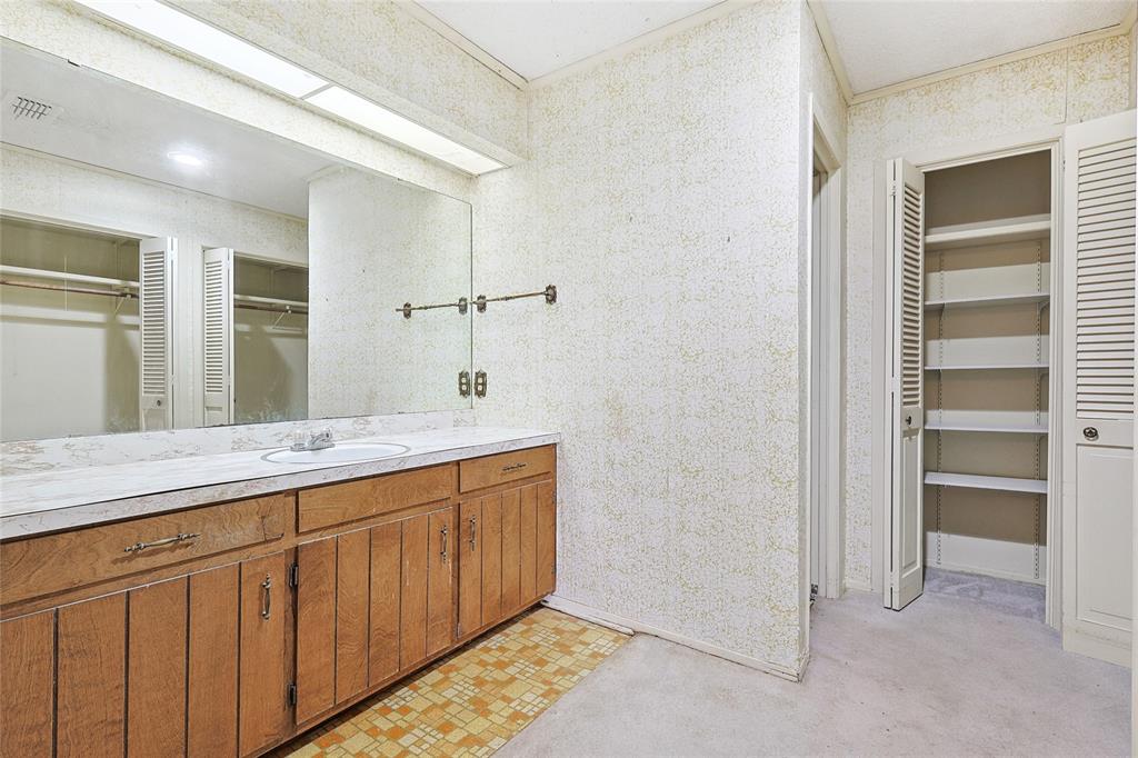 RUNAWAY BAY UNIT 4 - Residential