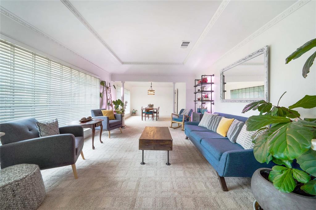 1715 Venetian Circle