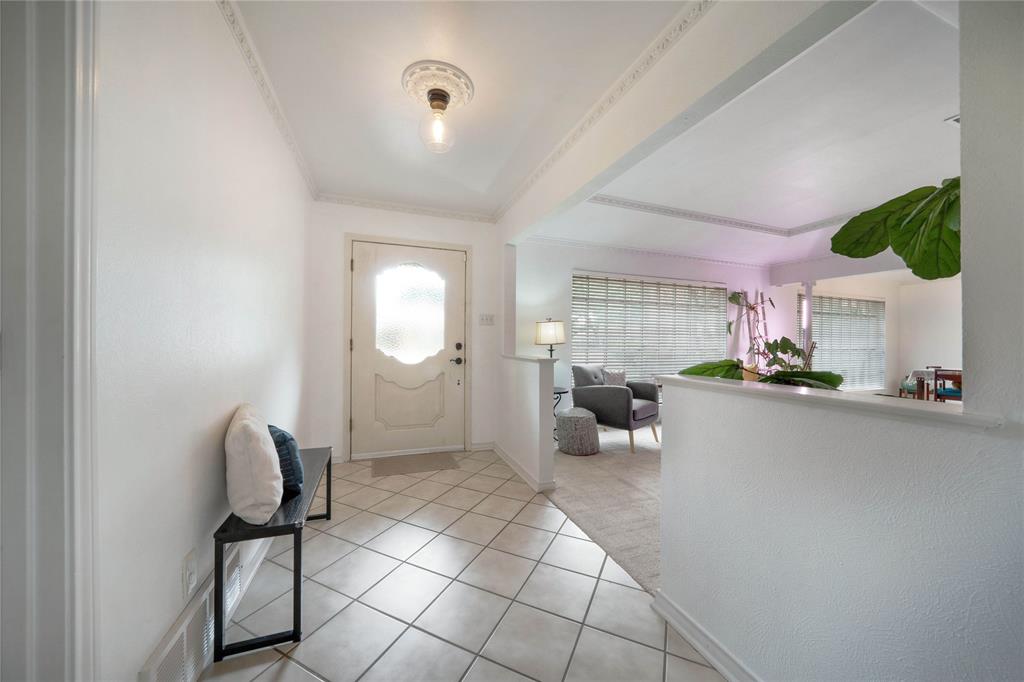 1715 Venetian Circle