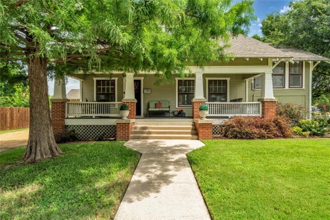 Photo of 300 W College Street, Grapevine, TX 76051 (MLS # 21388229)
