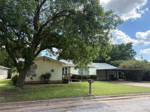 Photo of 919 W. COLLEGE Highway, Jacksboro, TX 76458 (MLS # 21258217)