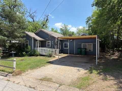 Photo of 619 W College Street, Jacksboro, TX 76458 (MLS # 21258292)