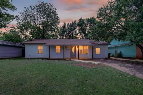 Photo of 1004 Woodbrook Street, Arlington, TX 76011 (MLS # 21230699)