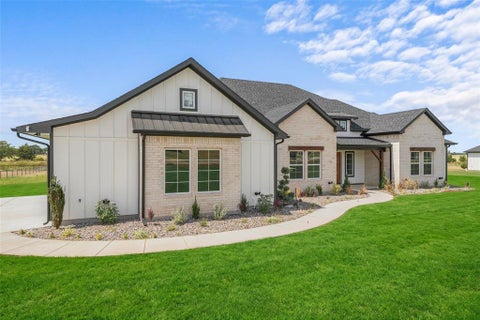 Photo of 1054 Dixie Estates Way, Whitesboro, TX 76273 (MLS # 21388415)