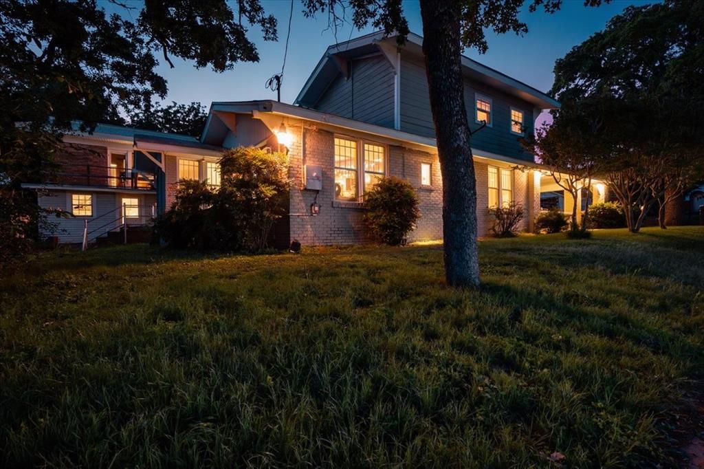 Photo of 1101 N Oak Avenue, Mineral Wells, TX 76067 (MLS # 21253104)