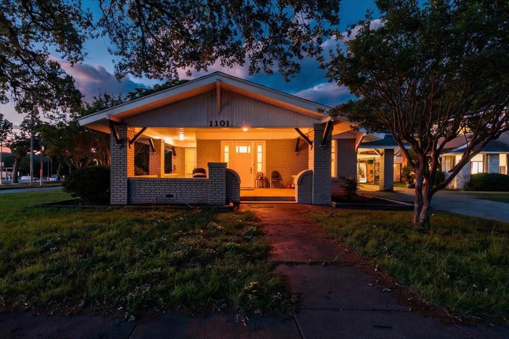 Photo of 1101 N Oak Avenue, Mineral Wells, TX 76067 (MLS # 21253104)