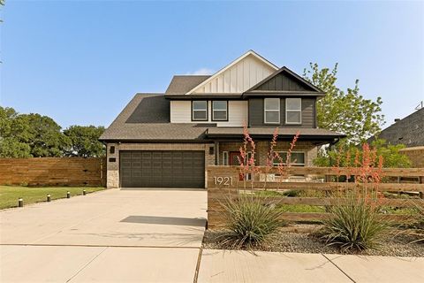 Photo of 1921 Avenue C, Fort Worth, TX 76104 (MLS # 21241489)