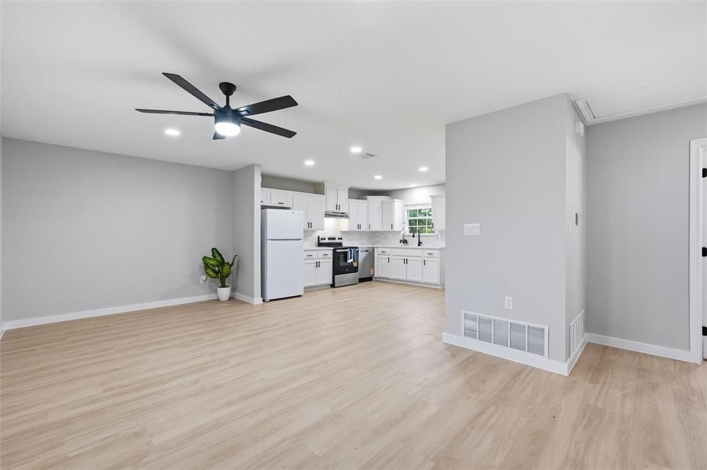 Photo of 210 W Madison Street, Hillsboro, TX 76645 (MLS # 21254293)