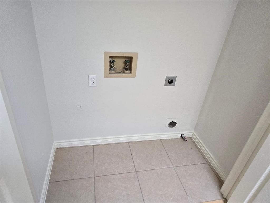 Lloyd Add Tr 8 - Residential Lease