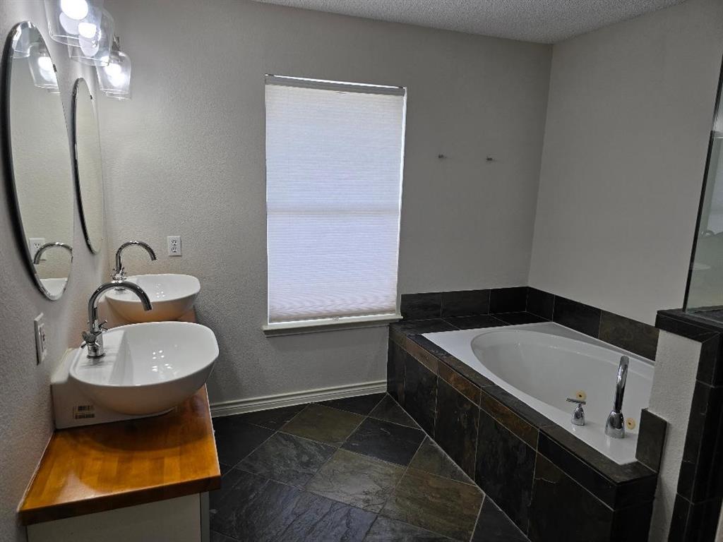 Lloyd Add Tr 8 - Residential Lease