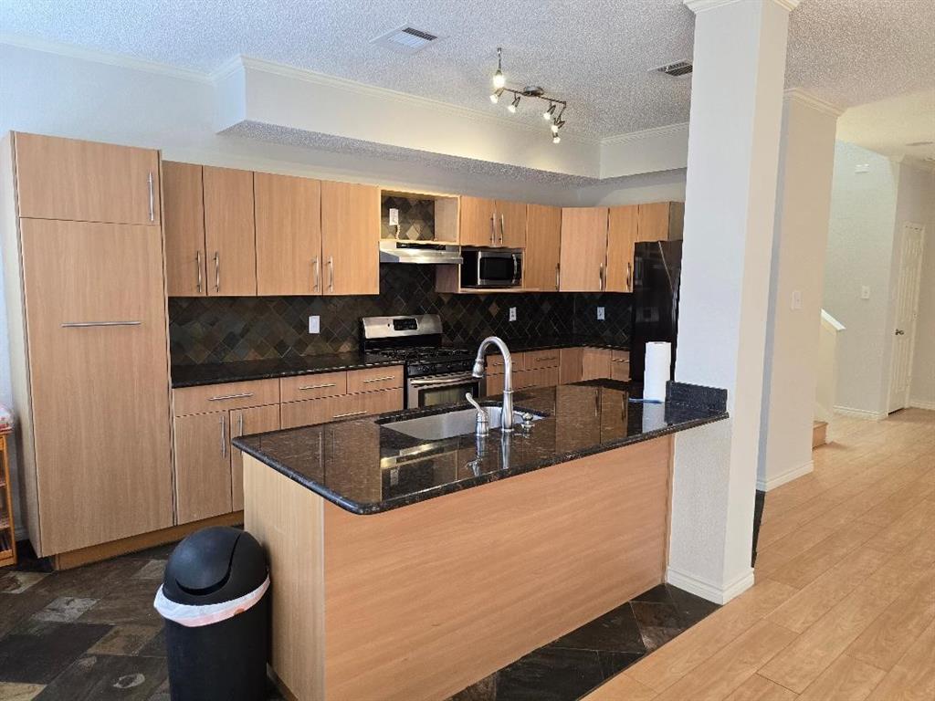 Lloyd Add Tr 8 - Residential Lease