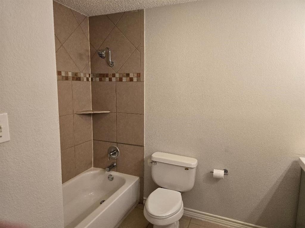 Lloyd Add Tr 8 - Residential Lease