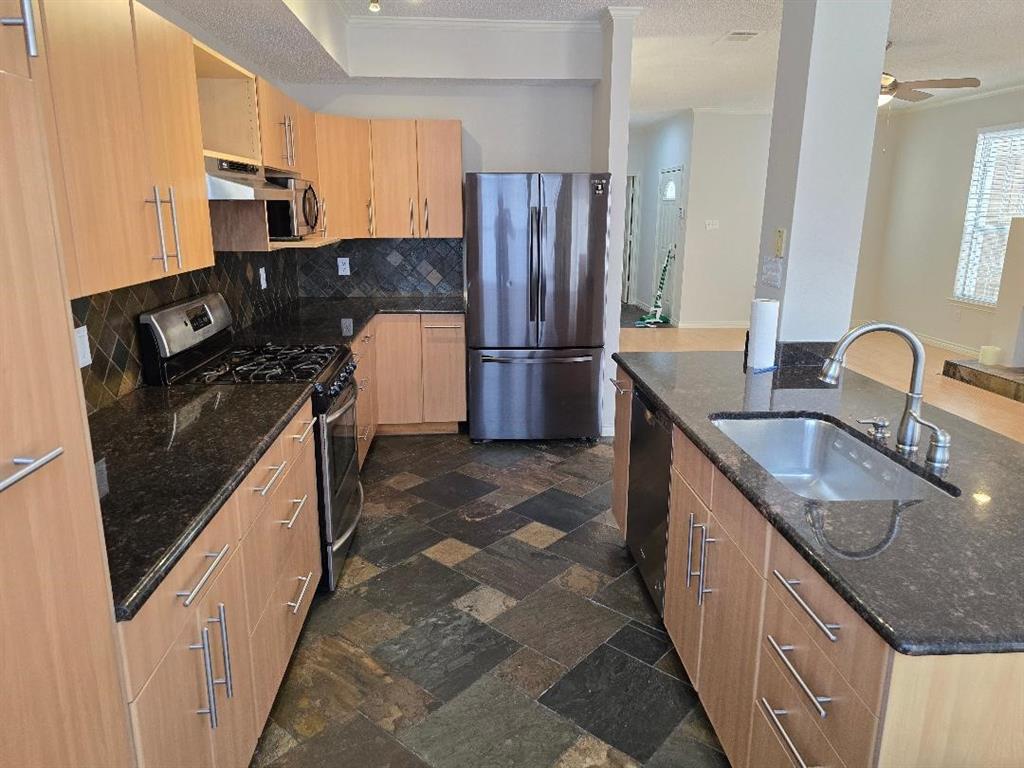 Lloyd Add Tr 8 - Residential Lease