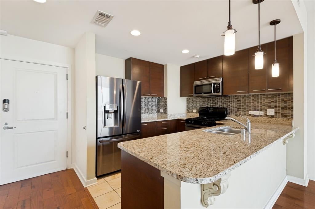 1200 Main Street 1703