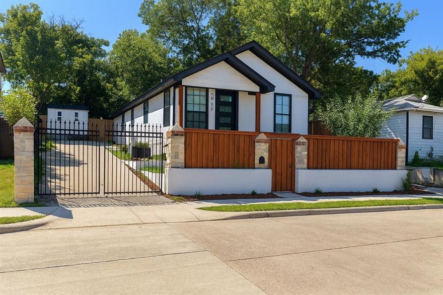 Charming 3-Bedroom Home for Rent, Minutes from Downtown Dallas!
Welcome to 527 Crete St, a cozy single-family home located less than 5 minutes from Downtown Dallas. This 3-bedroom, 2-bathroom residence offers approximately 1,200 sq. ft. of comfortable living space, featuring easy access to major highways, shopping, dining, and entertainment. Enjoy the convenience of city living in a quiet neighborhood setting, perfect for anyone looking to be close to the heart of Dallas.