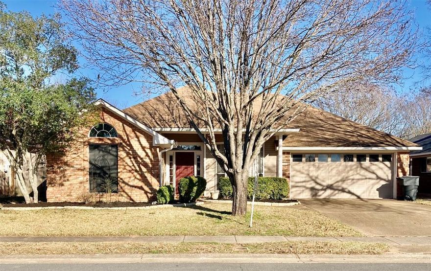 This spacious open floor plan won't last long! Having a gorgeous Dining Room, a nice size Kitchen with a Breakfast Bar, Pantry and lots of cabinets. An oversized family room with a cozy fireplace for all of your family gatherings. Two nice size Bedrooms and a remote Primary Bedroom with a Spa like Bath. Oversized Laundry Room with space for a freezer. There is also a 10 x 20 New building in the back yard with electricity and fully insulated with an attic for storage. This home is located only a few blocks from the elementary school, fire department, neighborhood Walmart and easy access to I-20, 
I-220, BAFB, Bossier Parish Community College, and Louisiana Downs. Seller is also offering a painting allowance with acceptable offer.