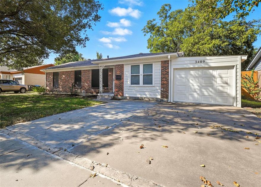 North Riverside Estates cottage ready for new owners!  This charming 4 bed, 2 bath home features modern touches throughout with granite countertops, stainless steel appliances, and a modern color scheme.  Great backyard with enclosed patio bonus room that has tons of additional space.  Close to dining, shopping and major highways for convenient commute.