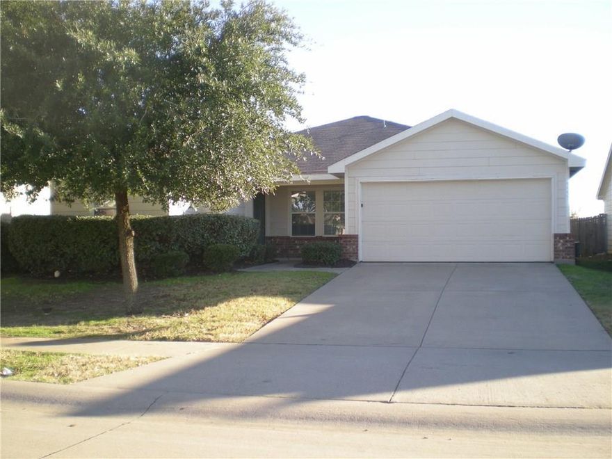 Charming Cape Cod-style 4-bedroom home built by D.R. Horton, located in a desirable neighborhood within Frisco ISD! Step inside to a spacious family room featuring a cozy corner wood-burning fireplace, seamlessly connected to the open-concept kitchen. The kitchen boasts black appliances, an electric range, a convenient breakfast bar, and a sunny nook perfect for casual dining. The split master suite offers a relaxing retreat with a large walk-in closet, garden tub, and separate shower. Enjoy outdoor living in the generously sized, private fenced backyard or unwind on the inviting covered front porch. Community amenities include a refreshing pool, and the home is just minutes from top-rated schools, shopping, and more!
Showings are on a limited basis. Please contact the listing agent for info.