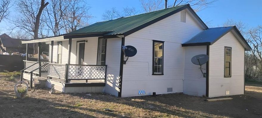 Cute little updated HOME steps away from Pacific Park in downtown Sulphur Springs.  2 bedroom 1 bath. Large nice backyard.  Very close to stores and restaurants.

BUYERS, BUYERS AGENT AND APPRAISERS TO VERIFY ALL IN LISTING FOR ACCURACY.  NO SURVEY