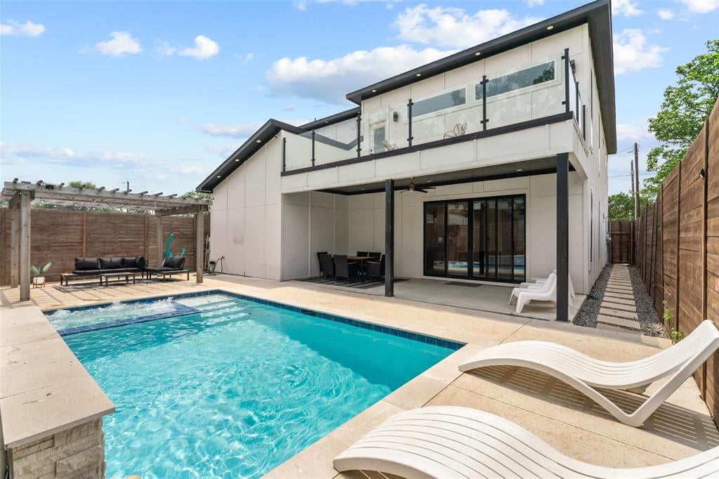 Photo of 3210 Herbert ST, Dallas, TX 75212 (MLS # 21417781)