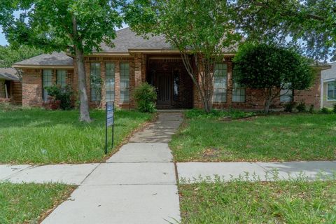 Photo of 2505 Copper Creek Lane, Carrollton, TX 75006 (MLS # 21253873)