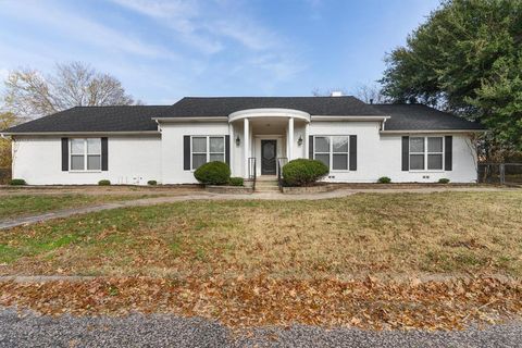 Photo of 408 Gaddy Street, Farmersville, TX 75442 (MLS # 21102920)