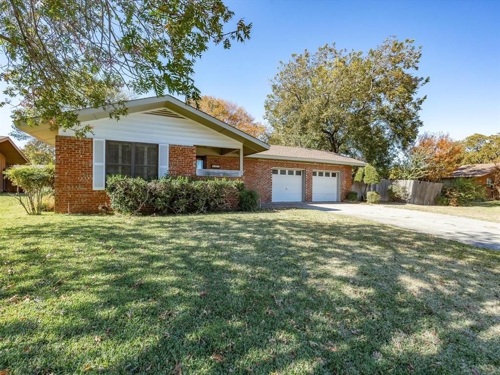 Photo of 1104 Coffield Street, Bowie, TX 76230 (MLS # 21112733)