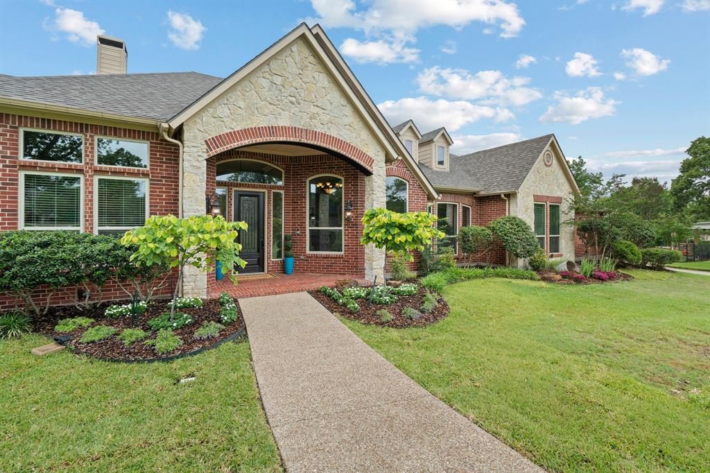 Photo of 122 W Carruth Lane, Double Oak, TX 75077 (MLS # 21263317)