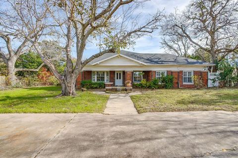 Photo of 411 S Bowie Drive, Weatherford, TX 76086 (MLS # 21133096)