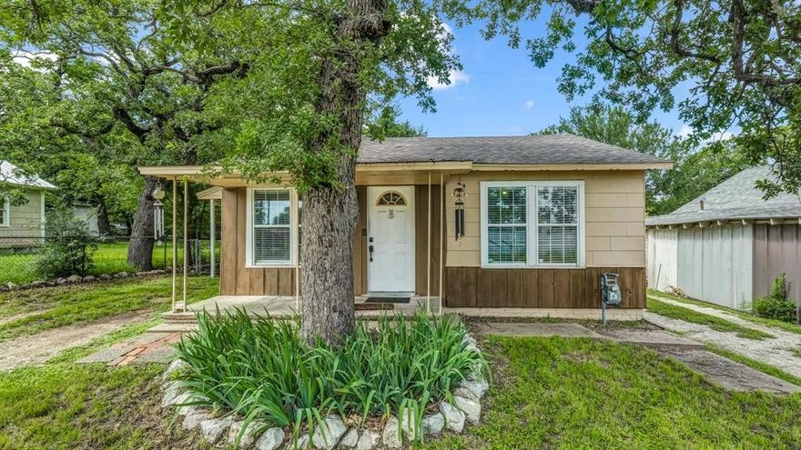 Welcome to 1007 SE 24th Street in Mineral Wells! This charming 3-bedroom, 2-bath home offers a spacious layout and a full primary suite for your comfort. Step outside to enjoy the large backyard filled with mature trees—perfect for relaxing or entertaining. The property also includes a chicken coop area, shed, and additional storage space, making it ideal for hobby farming or extra outdoor needs. Don’t miss this great opportunity to own a peaceful slice of Mineral Wells with room to grow!
Information deemed reliable but not guaranteed. Buyers or Buyer’s agent to verify all information in listing is correct.