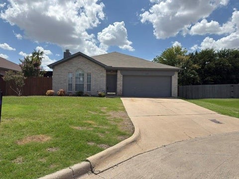 Photo of 4425 Park Creek Court, Fort Worth, TX 76137 (MLS # 21351874)
