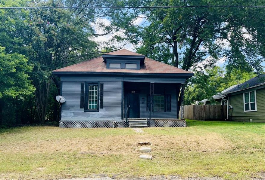 FOLK VICTORIAN 2 BEDROOM 1 BATH HOME LOCATED IN SOUTHEAST PARIS. HOME HAS UNDERGONE MANY UPDATES AND IS READY FOR A NEW OWNER! LOTS OF POTENTIAL FOR BOTH INVESTORS AND HOMEOWNERS. FROM THE INVITING FRONT PORCH TO THE SPACIOUS BACKYARD WITH ALLEY ACCESS MAKE THIS HOME YOURS TODAY!