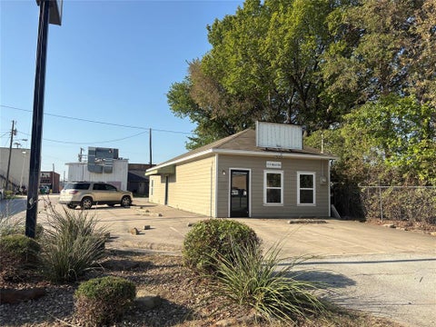 Photo of 111 W 5th Street, Justin, TX 76247 (MLS # 21391747)