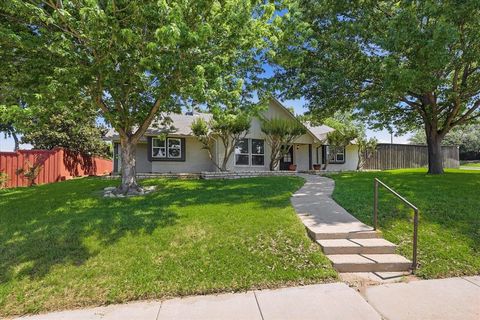 Photo of 2625 Ramblewood Drive, Carrollton, TX 75006 (MLS # 21272396)