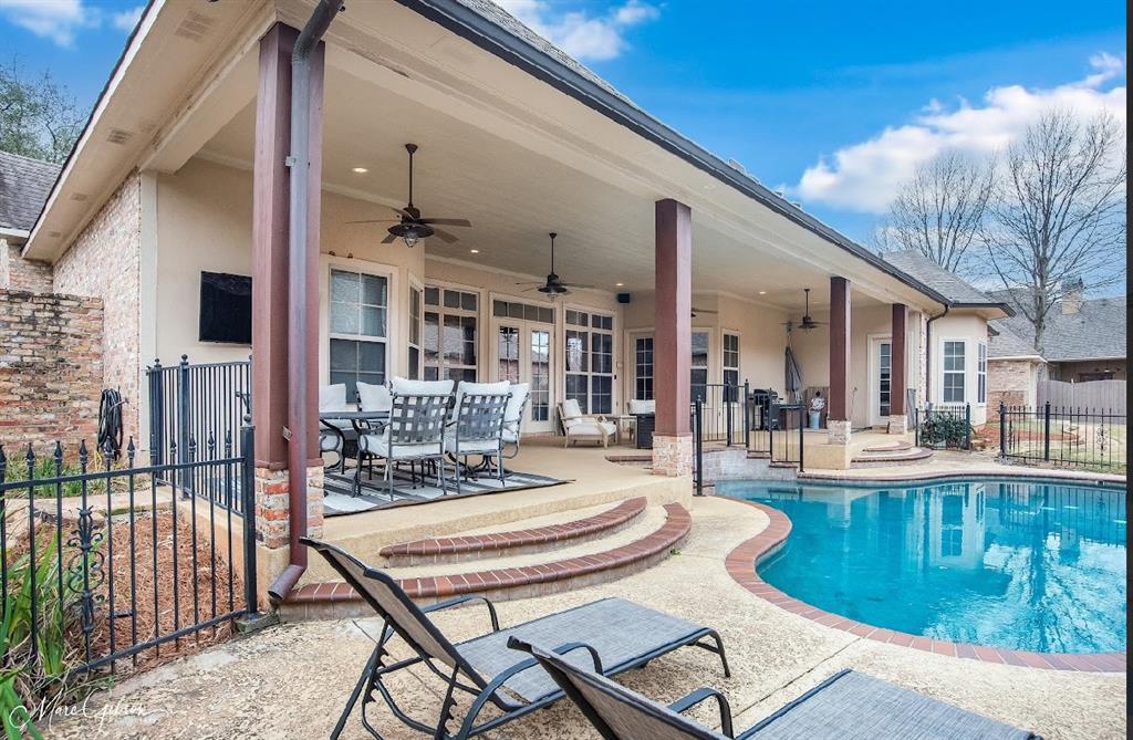 200 Evangeline Walk