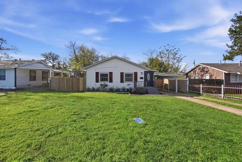 Photo of 330 W Vinyard Road, Duncanville, TX 75137 (MLS # 21211927)