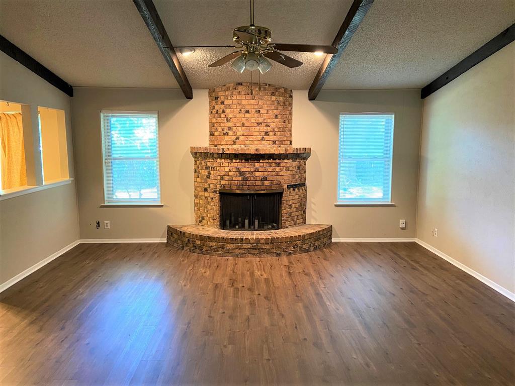 105 LAKEWAY Drive