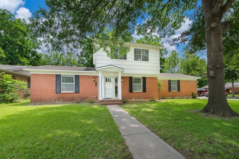 Photo of 506 Melody Lane, Gainesville, TX 76240 (MLS # 21294250)