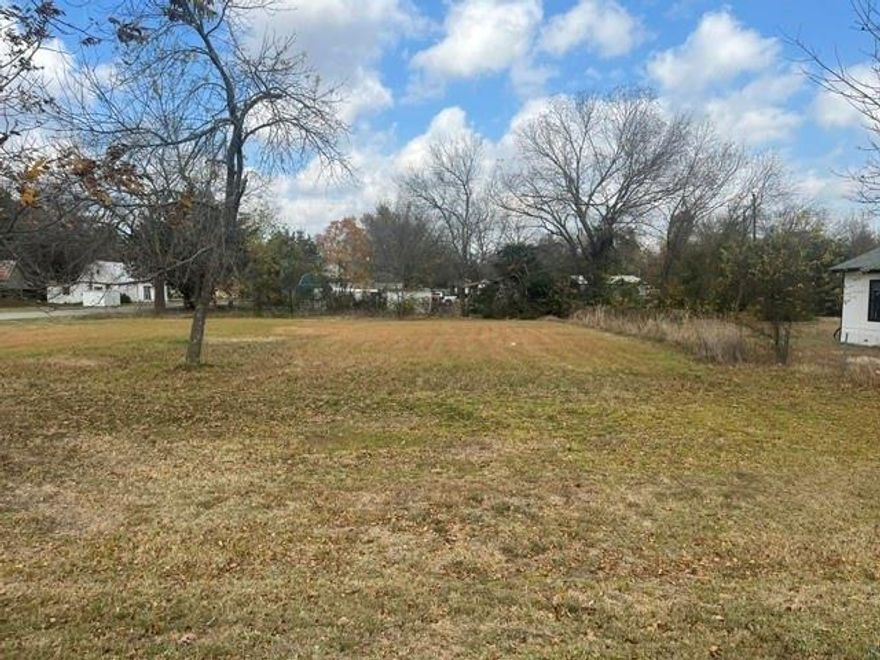 Great Residential Lot in Leonard, TX. This cleared and benched lot is build-ready, offering a level foundation for your next home or investment project. Utilities are available in the area, and the property provides convenient access to local amenities and schools. Ideal for new construction with a flexible layout suitable for a variety of plans. May be purchased together with the adjoining corner lot, 404 E Grayson St, to increase overall lot size and development potential. A great opportunity in a growing community.