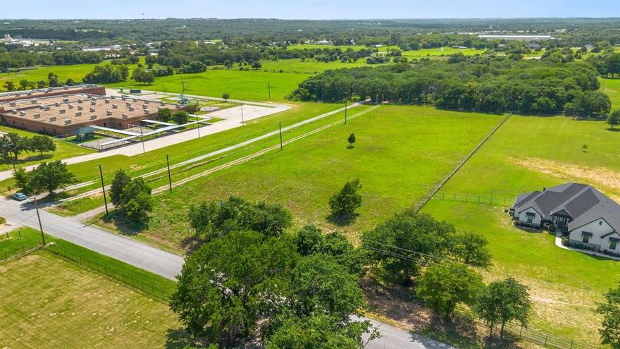 Dreaming of country living with city convenience?
Build the home you’ve always wanted on this beautiful 2.5-acre lot—no HOA restrictions! Enjoy the freedom of open space with access to city water.  The land has already been leveled, cleaned, and partially pipe-fenced, surrounded by lovely homes in a peaceful setting. Single detached, barndominiums and other similar structures are allowed. Check restrictions in Doc. Animals and livestock allowed (check the City code Animal for more information).  Just a short walk to the elementary school, with sugar sand soil ideal for animals and livestock, which are welcome here. Come and see it today!